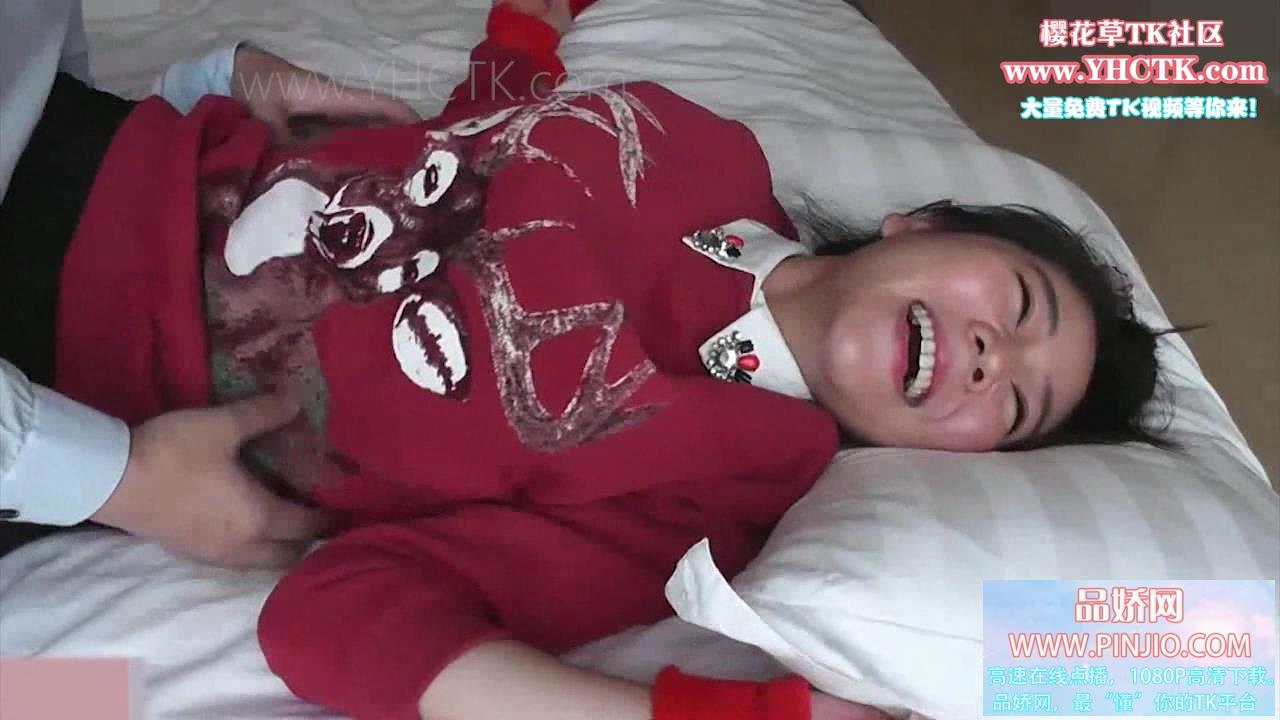 YZ_157【CBRT】红毛衣女孩被挠