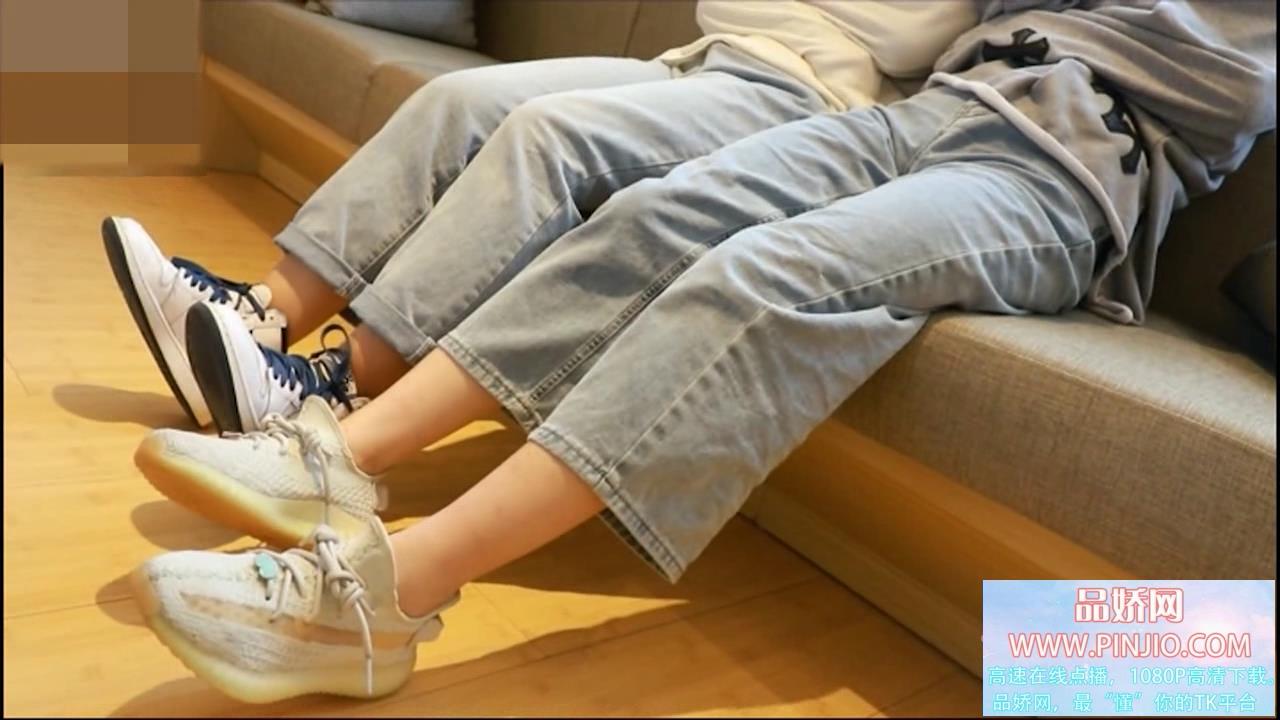 YZ_197【誉铭】椰子运动鞋两女孩互相脱鞋闻挠棉袜足底吻白嫩香脚