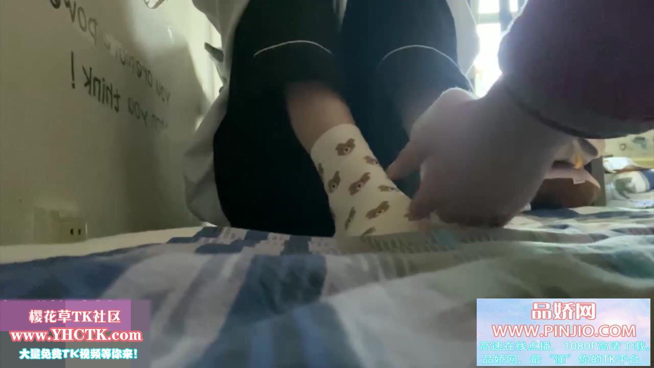 YZ_277白色小熊袜女孩