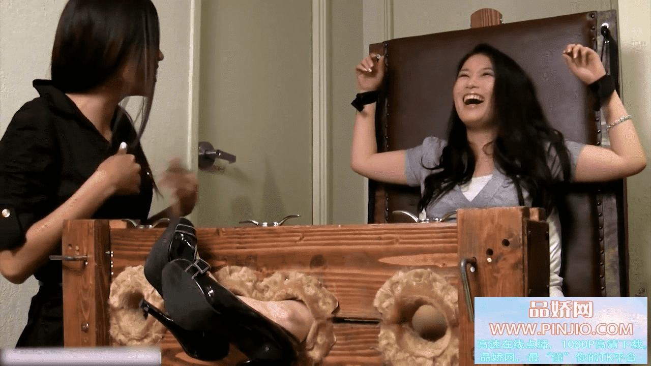 OM_73黑女孩挠白皮女孩