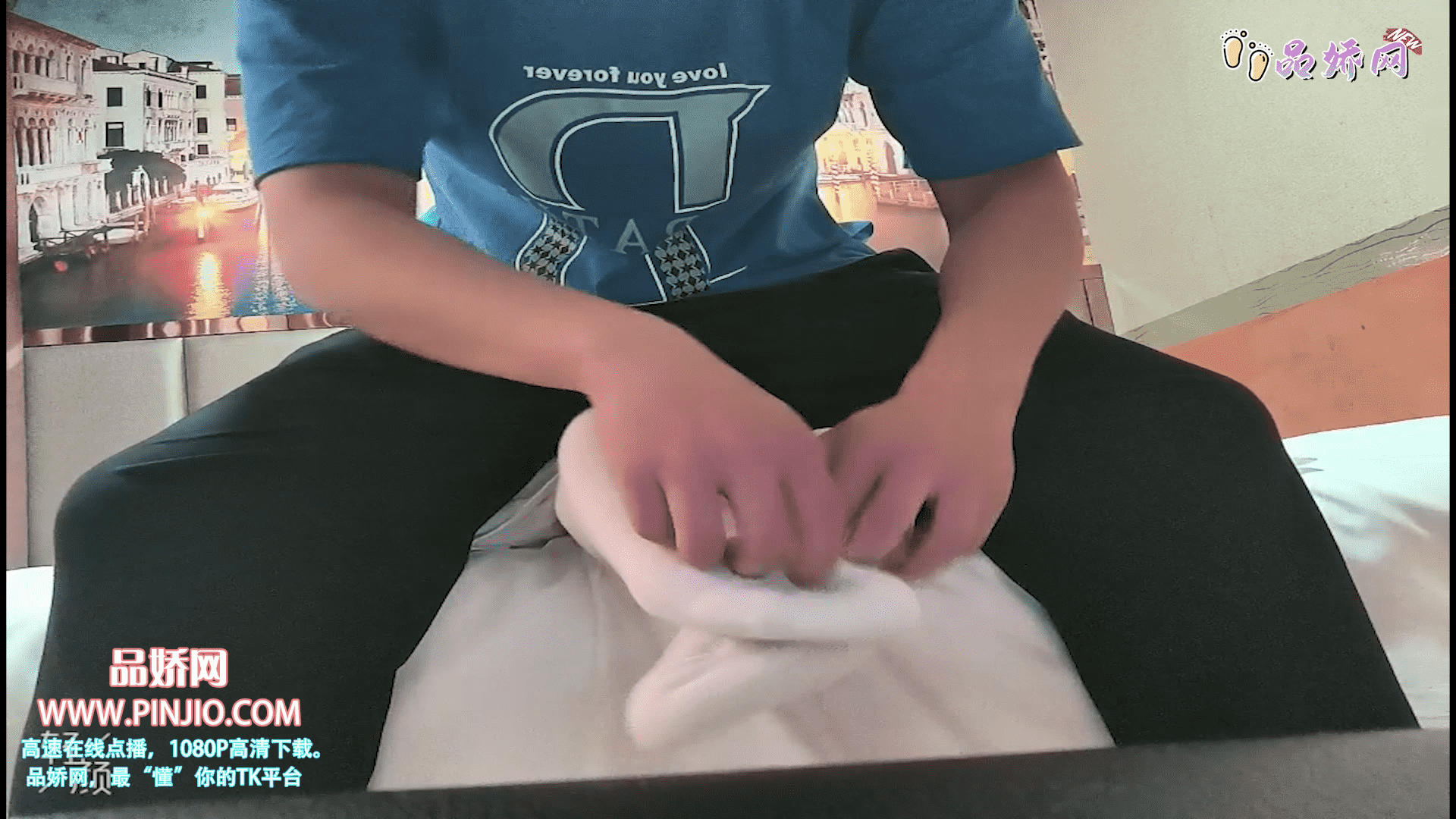 YZ_1121脱掉大一学妹白袜，tk把玩她的嫩脚，巨怕痒