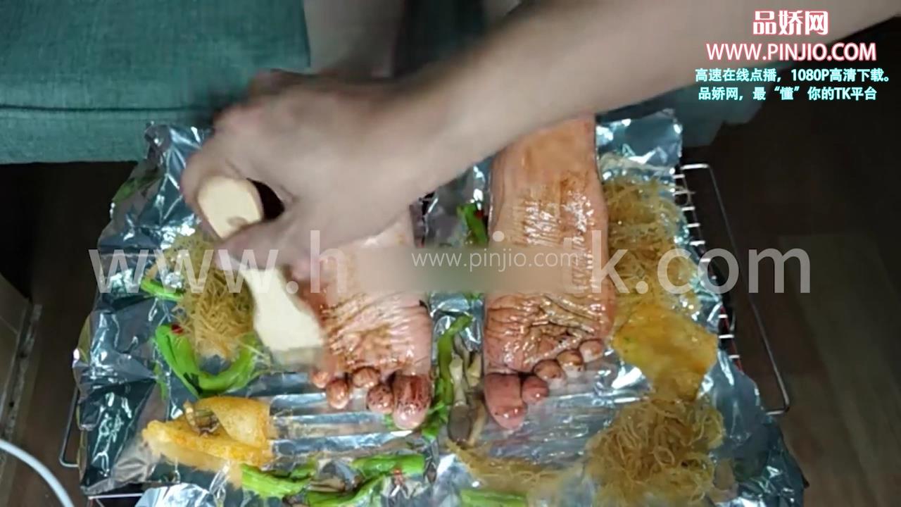 YZ_1553酷似宋雨琦的女孩 白皙嫩脚烧烤