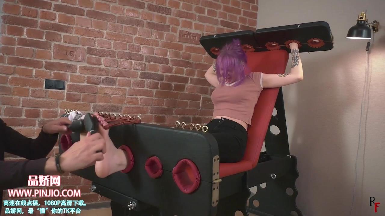 OM_131The story how Olivia the photographer became a tickling mode