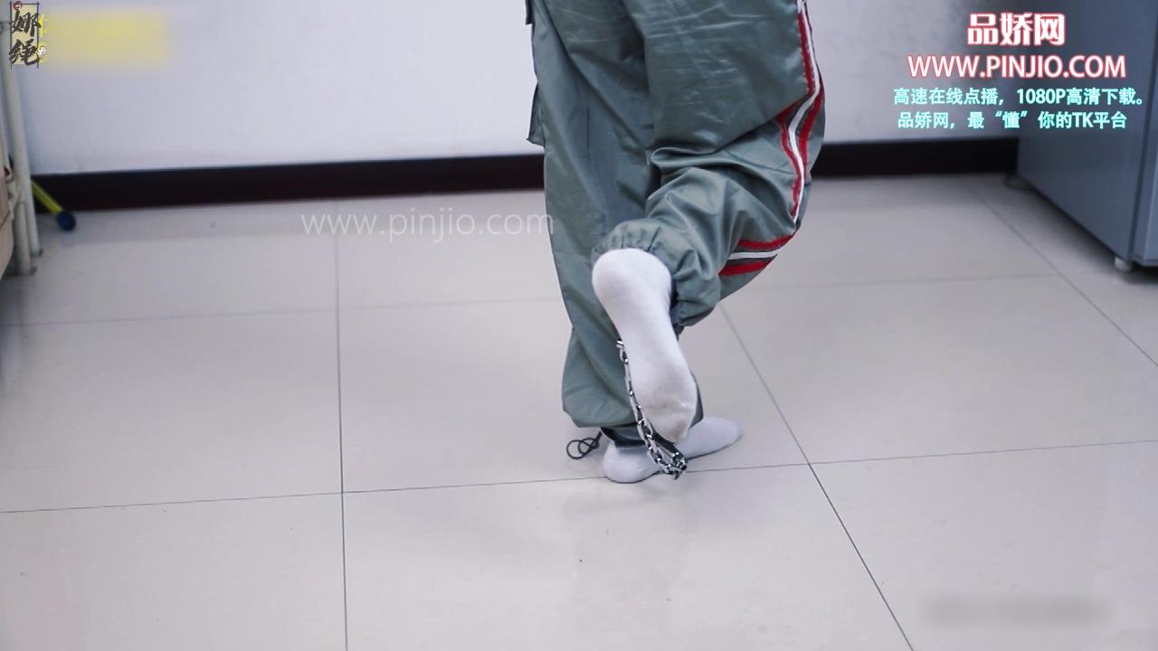 YZ_2027【青柠】青柠手被筒铐铐住吊住了起来拍打脚心