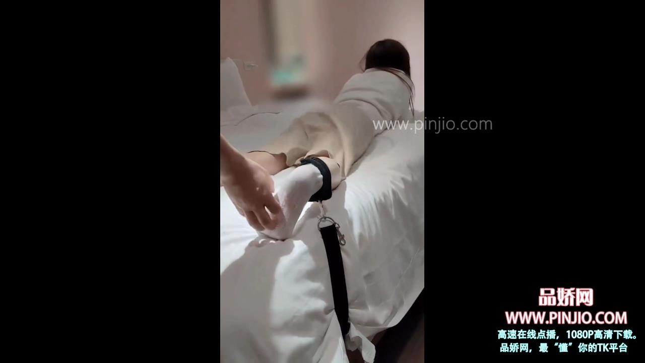 YZ_2304台湾35码嫩脚女er真实约现实录，被挠和挠闺蜜，小脚超级涩