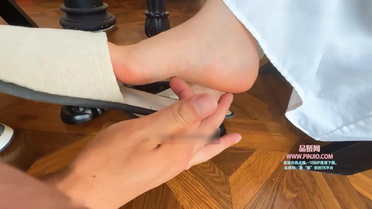 YZ_3217【真实约现】挠痒上班中的漂亮脚丫