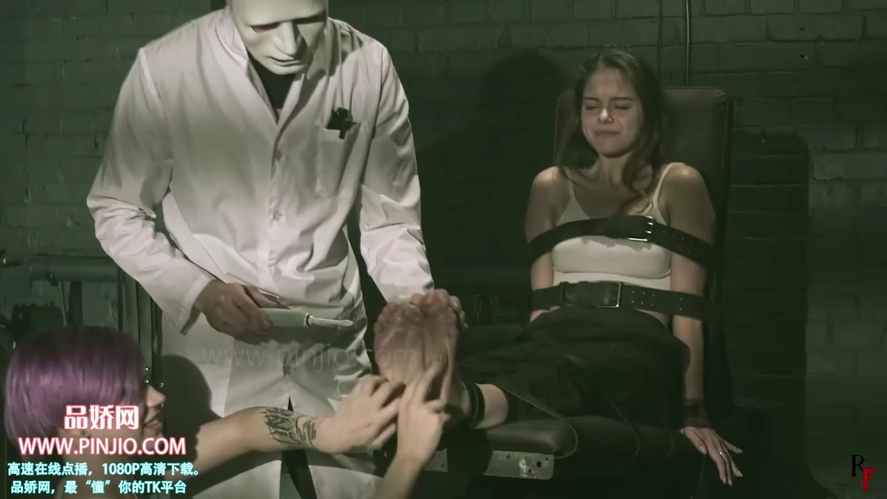 OM_271Leya meets Mad Doc and his tickle toy Astrid